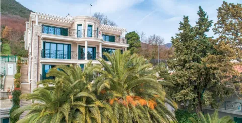 Eksterijer moderne višespratne vile okružene palmama i mediteranskim zelenilom. - image 2