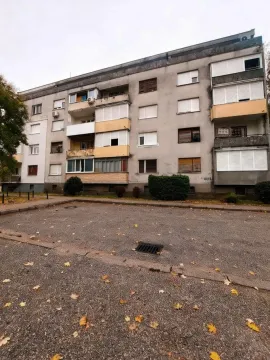 Pogled na spoljašnjost stambene zgrade i parking ispred. - image 14