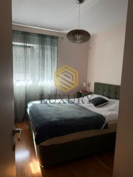 Namještena spavaća soba sa bračnim krevetom i prozorom. - image 5