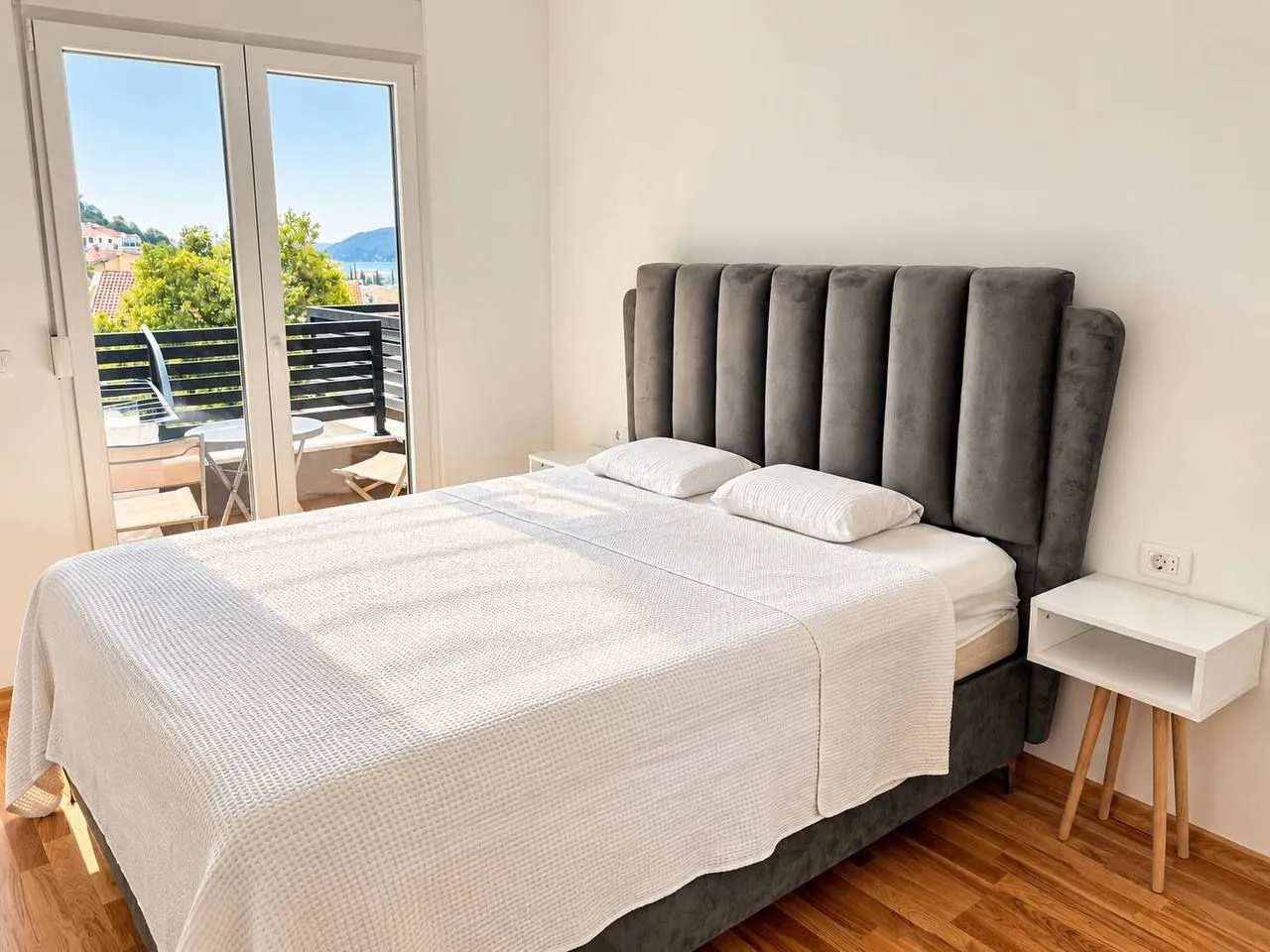 Bright bedroom with a double bed and access to the terrace.