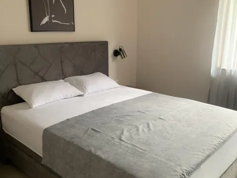 Izdavanje, dvosoban stan, 70m², Dobrota, Kotor - image 8