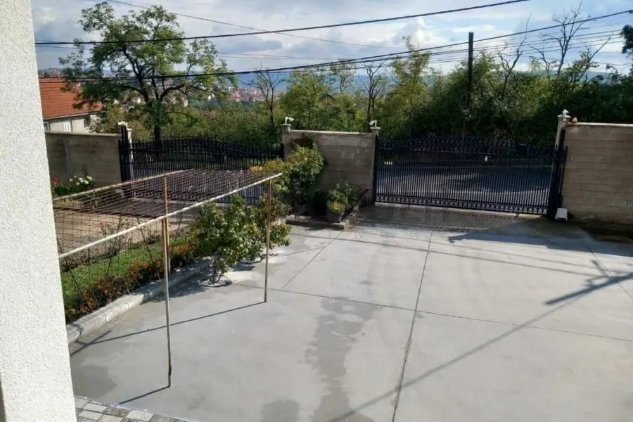 Izdavanje, kuća, 250m², Mali Mokri Lug, Zvezdara Sve Podlokacije