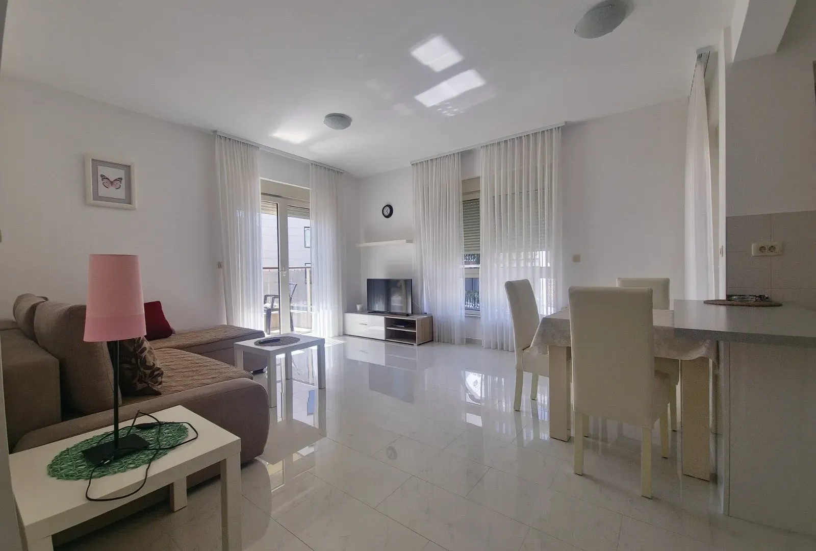 Izdavanje, jednosoban stan, 57m², Budva, Crna Gora