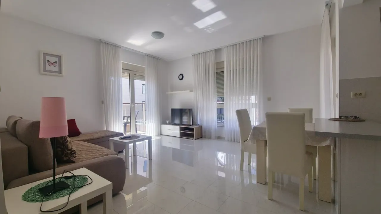 Izdavanje, dvosoban stan, 57m², Budva, Crna Gora
