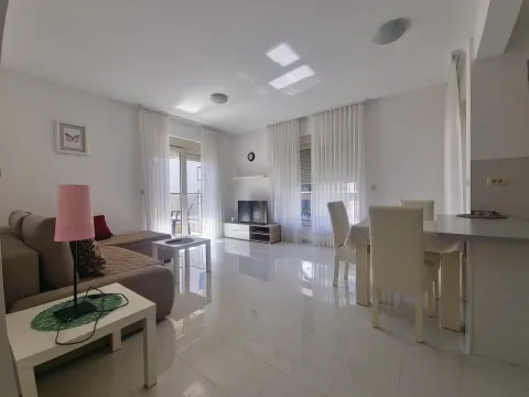 Izdavanje, dvosoban stan, 57m², Budva, Crna Gora