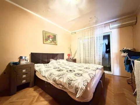 Namještena spavaća soba sa bračnim krevetom i noćnim stočićima. - image 9