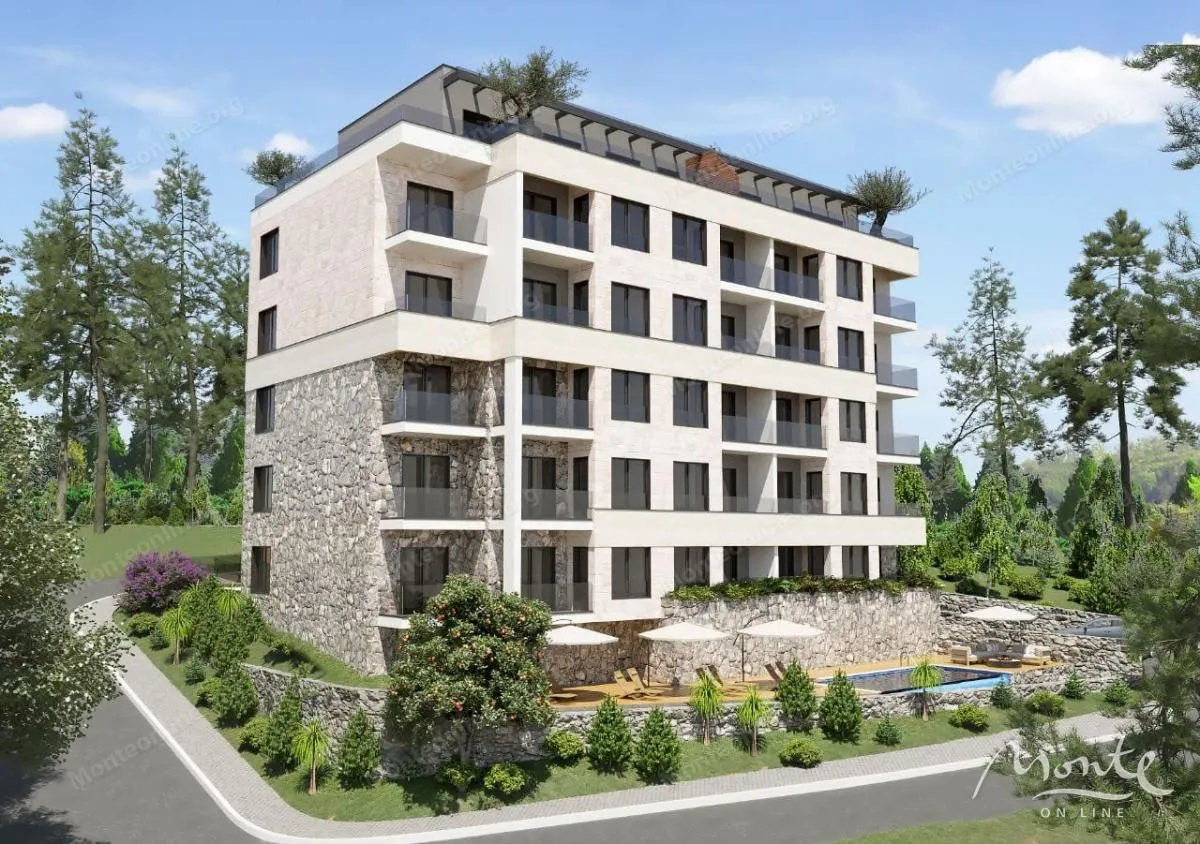 Spoljašnji izgled moderne stambene zgrade sa bazenom i okruženjem.