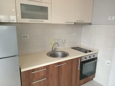 Manja kuhinja sa sudoperom, rernom i frižiderom. - image 5