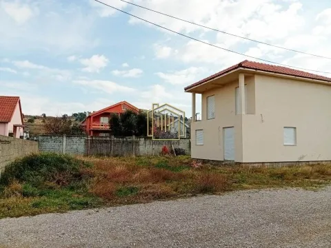 View of the yard and the exterior of the house with surrounding buildings. - image 4