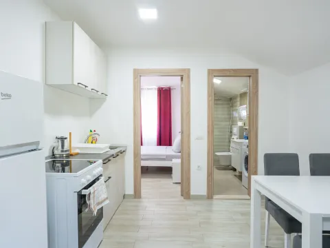 Izdavanje, jednosoban stan, 40m², Radanovići, Kotor - image 7