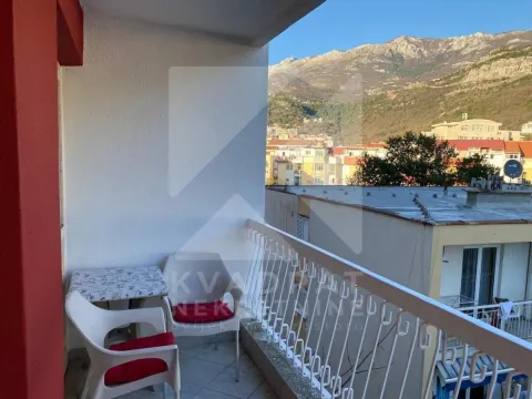Natkriveni balkon sa garniturom za sjedenje i pogledom na grad i planine. - image 5