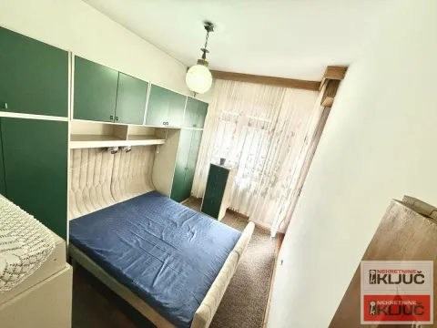 Nameštena spavaća soba sa bračnim krevetom i ugradnim ormarima. - image 7