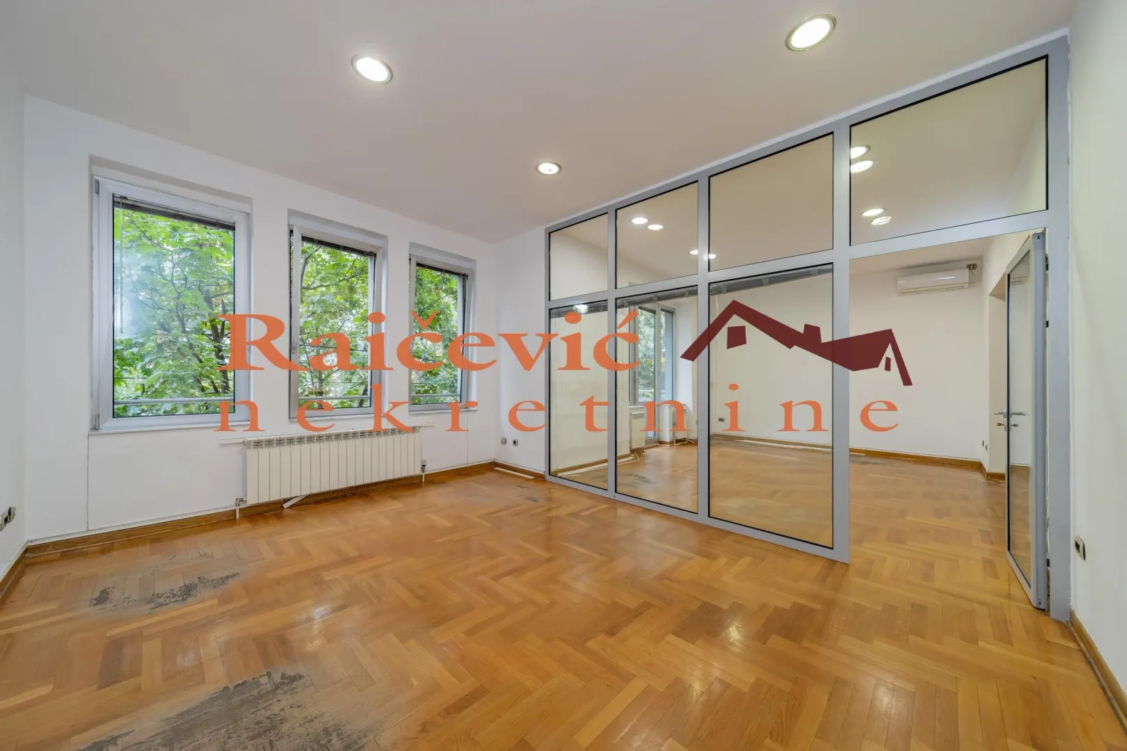 Rent, office space, 1040m², Palilula, Niš