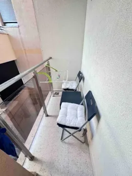 Manji balkon sa stolicama i sušilicom za veš. - image 6
