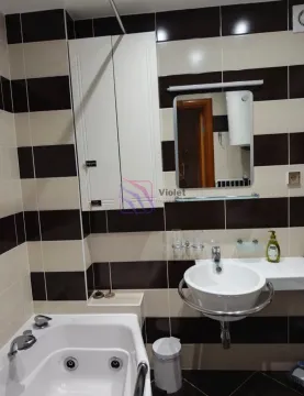 Kupatilo opremljeno umivaonikom, ogledalom, ormarićem i kadom. - image 14