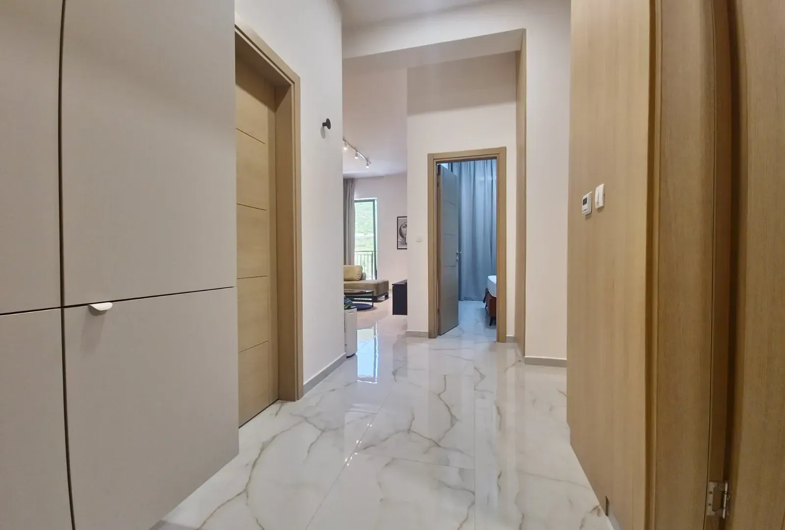 Izdavanje, dvosoban stan, 68m², Lastva Grbaljska, Kotor