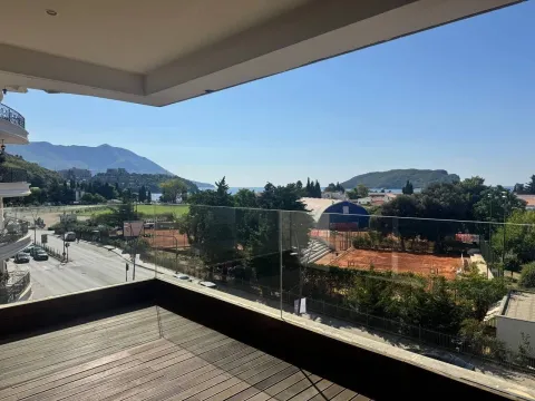 Pogled sa terase na okolinu, zelenilo i more. - image 3