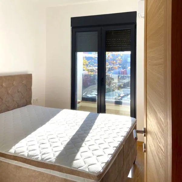 Bright bedroom with a double bed and access to the terrace.