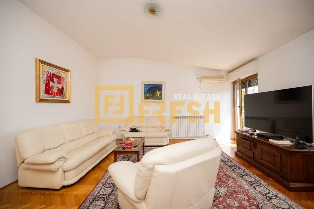 Izdavanje, trosoban stan, 140m², Gorica C, Podgorica