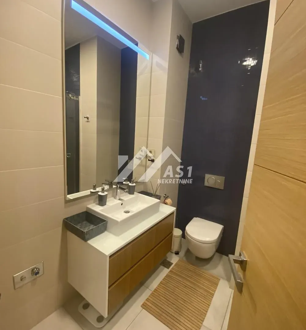Izdavanje, trosoban stan, 102m², Centar, Novi Sad
