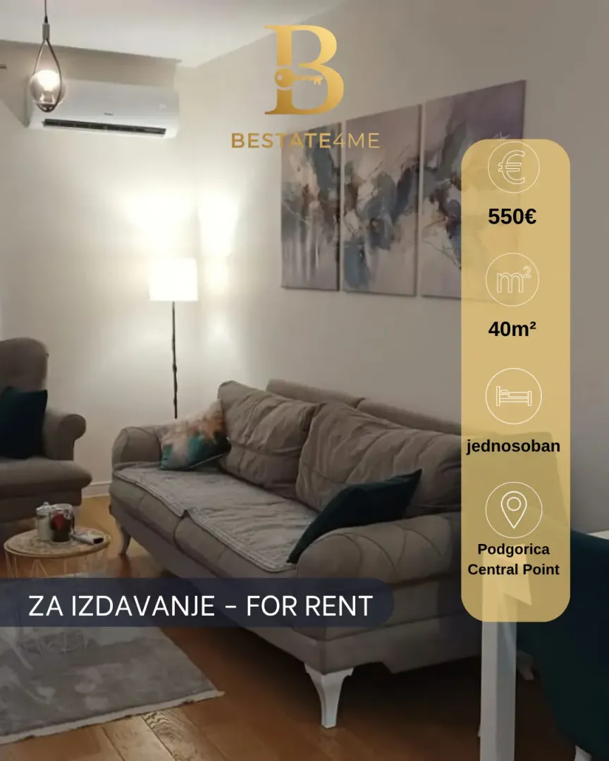 Namještena dnevna soba sa garniturom i klima-uređajem.