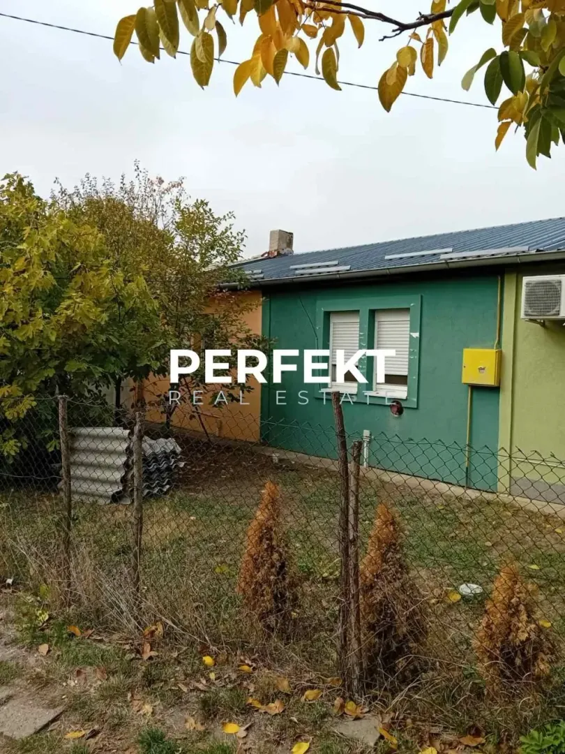 Pogled na dvorište i zadnju stranu kuće sa fasadom.