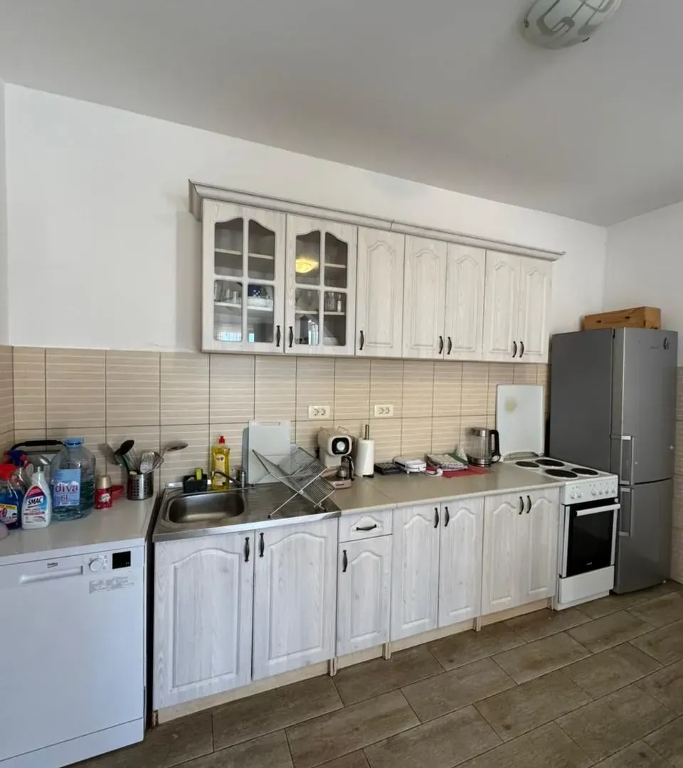 Izdavanje, dvosoban stan, 90m², Đenovići, Herceg Novi