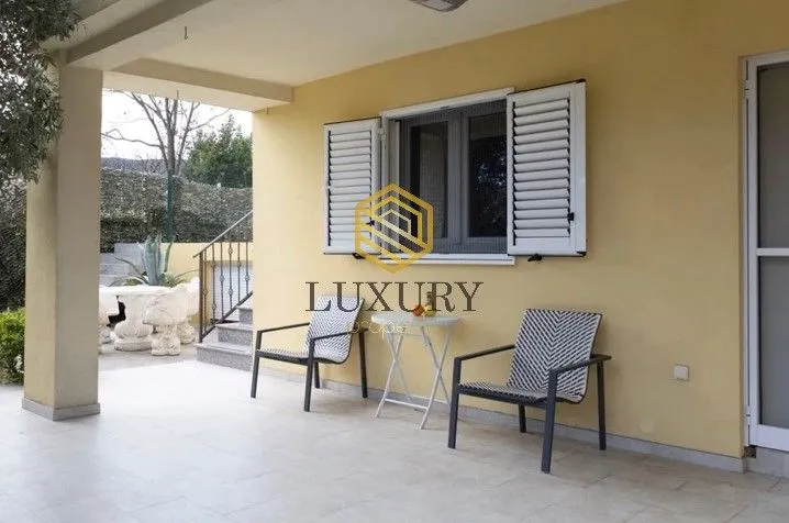 Izdavanje, kuća, 111m², Lastva Grbaljska, Kotor