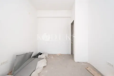 Prazna prostorija u izgradnji sa bijelim zidovima i sirovim podom. - image 10