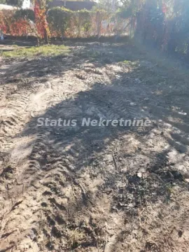 Zemljište sa tragovima građevinskih radova i zelenilom u pozadini. - image 5