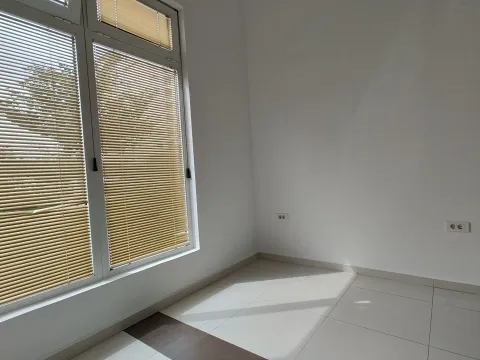 Izdavanje, poslovni prostor, 69m², Centar, Bar - image 7