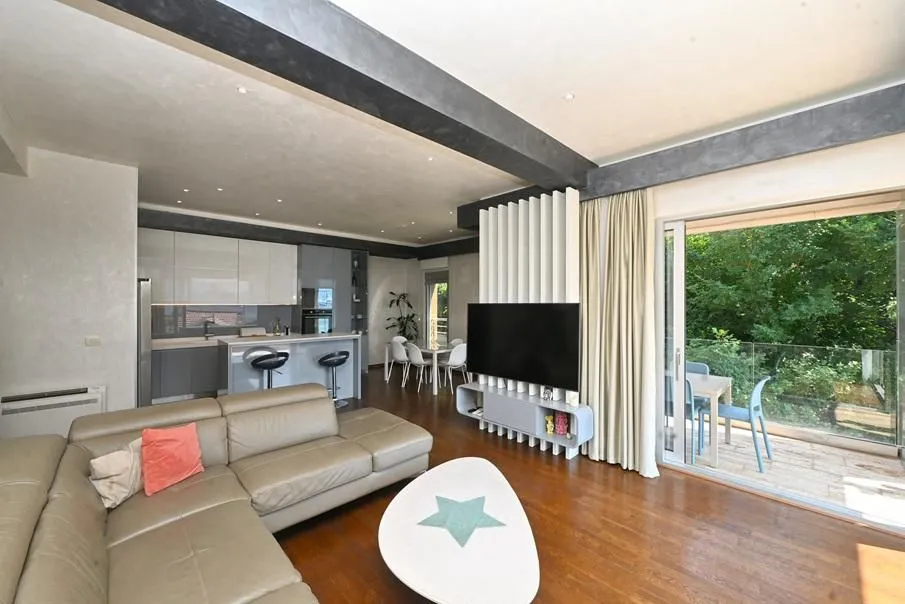 Izdavanje, trosoban stan, 130m², Dobrota, Kotor