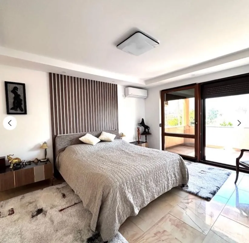 Spacious bedroom with a double bed and access to the terrace.