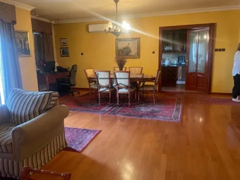 Prostrani dnevni boravak sa trpezarijom i drvenim podom. - image 2