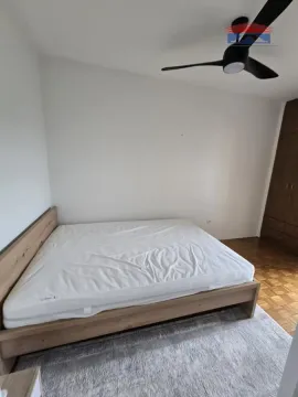 Spavaća soba sa bračnim krevetom, plakarom i plafonskim ventilatorom. - image 11