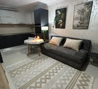 Dnevna soba sa garniturom i trpezarijskim dijelom povezana sa kuhinjom. - image 8
