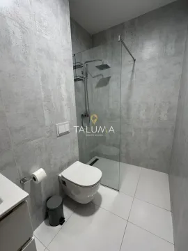Savremeno opremljeno kupatilo sa tuš kabinom i sivim pločicama. - image 8
