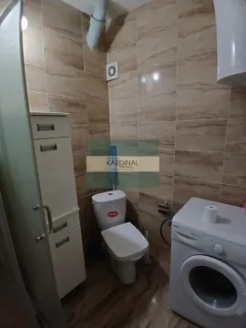 Kupatilo opremljeno sanitarijama, ormarićem i mašinom za veš. - image 11