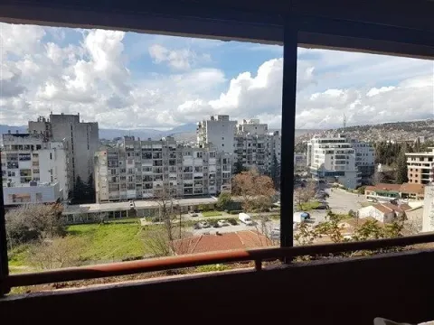 Pogled sa terase na okolne stambene zgrade i gradski pejzaž. - image 9