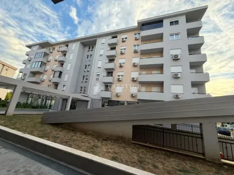 Spoljašnji izgled stambene zgrade sa balkonom i ulazom u garažu. - image 12