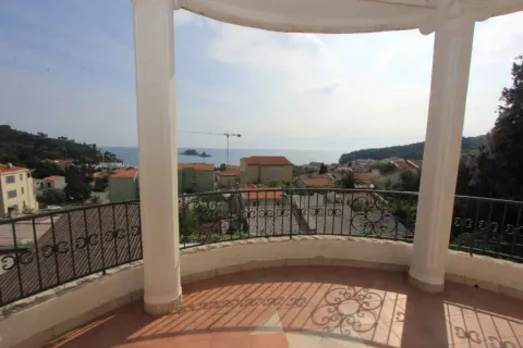 Pogled sa prostrane terase na more i okolno naselje. - image 3