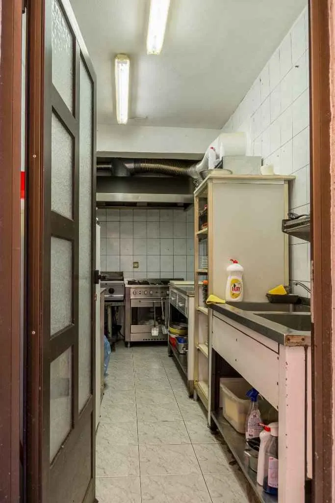 Profesionalna kuhinja sa elementima od nehrđajućeg čelika.
