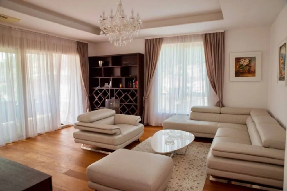 Izdavanje, dvosoban stan, 148m², Budva, Crna Gora