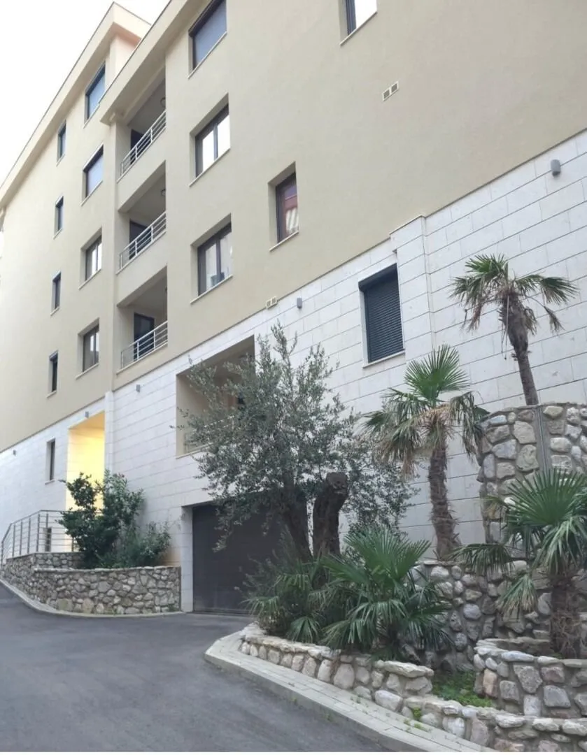 Rent, one bedroom apartment, 46m², Bečići, Budva