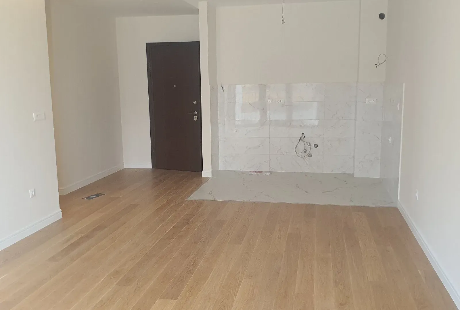Izdavanje, dvosoban stan, 82m², Kod Capital Plaze, Podgorica
