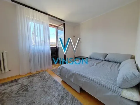 Nameštena spavaća soba sa bračnim krevetom i izlazom na balkon. - image 7