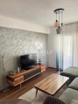 Moderna i svijetla dnevna soba sa TV komodom i garniturom. - image 7