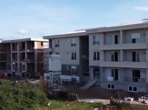 Pogled na stambene zgrade u izgradnji sa fasadom. - image 6