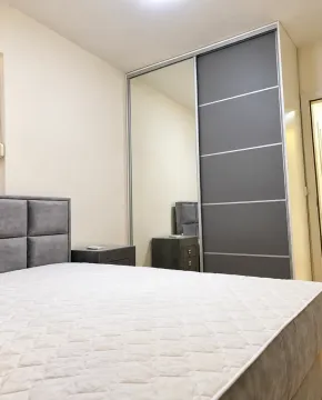 Moderna spavaća soba sa bračnim krevetom, noćnim stočićem i velikim ugradnim garderoberom sa ogledalom. - image 5