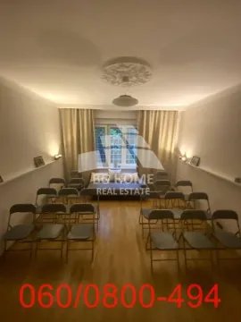 Prostrana dnevna soba sa raspoređenim stolicama. - image 3